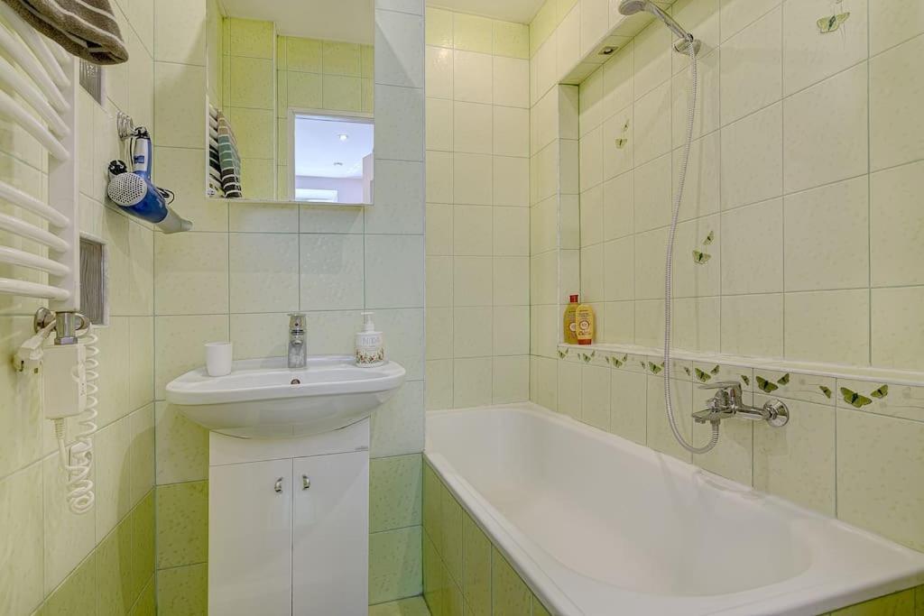 Private Entrance-2 Rooms-old Town- Free Parking Íbúð